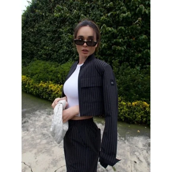 Alo Yoga Cropped Pinstripe Main Character Full Zip Jacket Black/Titanium XS
